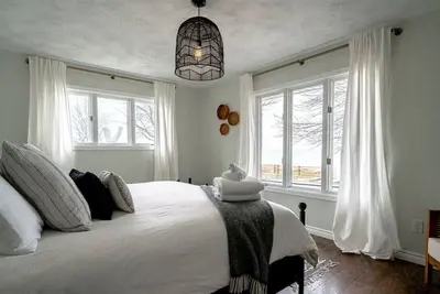 Image de Driftwood Lakehouse with hot tub. Short walk to Point Pelee Park