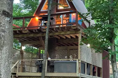 Image de Spectacular riverfront treehouse, relaxing, swimming, paddling, and fishing.