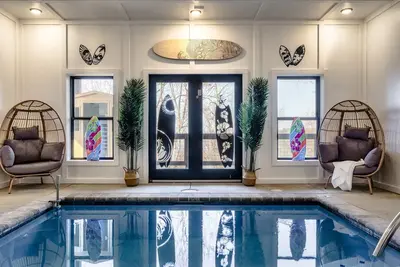 Image de Luxe cabin. Pool, sauna, hot tub, pool table, pets