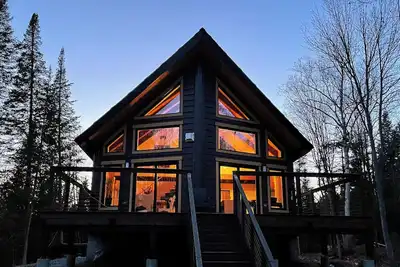 Image de Boutique chalet • havre forestier, foyer, cuisine chef, bain détente • près Ptdn