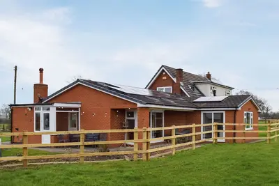 Image de 2 chambres à coucher à Winsford