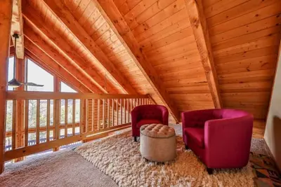 Image de Views +Hot Tub +3 Kings +Bunk Room +Standing Desk\n\n