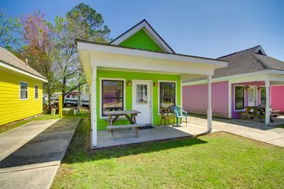 Image de Charming Biloxi Studio w/ Community Pool & Lake!