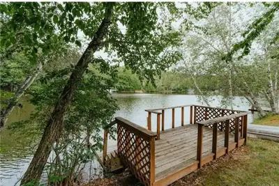 Image de Cozy lakeside cottage with modern furniture on a quiet street.