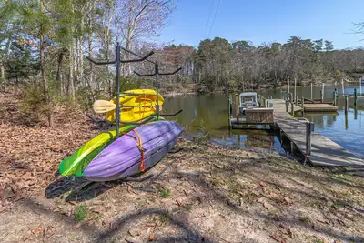 Image de Private Creek Retreat w/ king suite, firepit, kayaks