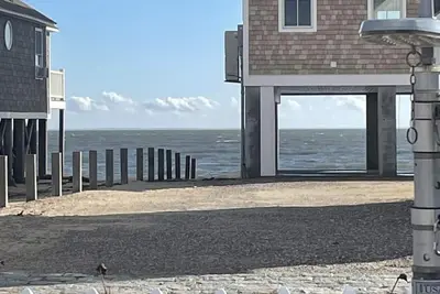 Image de Cozy beach cottage with private beach access across the street!