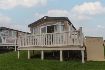 47 The Drake Forgetmeknot, pet friendly, with a garden in Cayton Bay