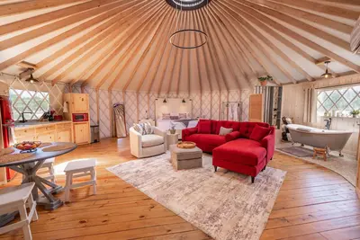 Image de Love Bird Yurt/Cold A/C! ! Hot Tub/Medina River/Couples Yurt/Close to Town!