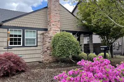 Quiet Spacious Woodstock Retreat with large backyard