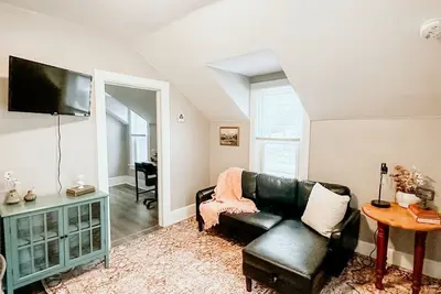 Cute 1 Bedroom Apartment Close to beaches, and downtown Manistee!