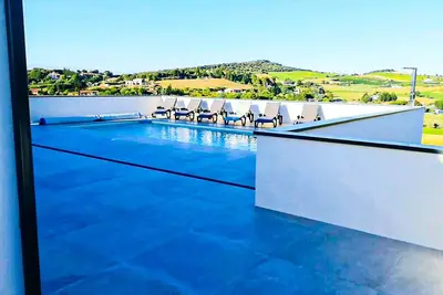 Image de superbe villa avec piscine, parc de jeu pour enfant et terrain pétanque privée.