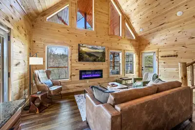 Image de New Cabin~HotTub~King bed~Rustic Charm/Modern Touches-A Romantic Retreat awaits