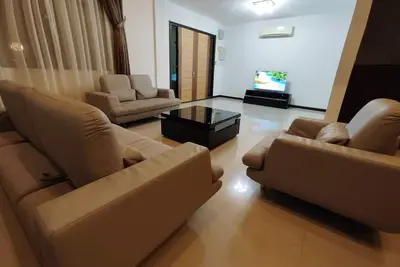 Image de 3. 5 storeys, fitting up to 12 person comfortably. Your Home Away from Home.