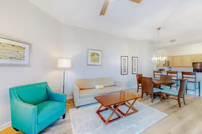 Image de Snowbird-friendly condo with pool, hot tub, splash area, tennis, restaurant, gym