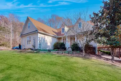 Image de Spacious retreat with golf course views, garden, deck, & pool