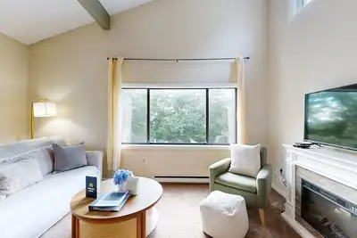 Image de Dog-friendly condo with 4 pools, pickleball, gym, sauna, tennis, game room, Bbq