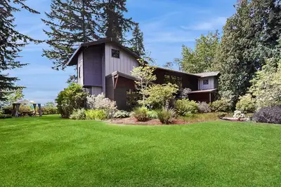 Image de Waterfront dream with luxe finishes, 2 suites, home theater & amazing views