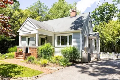 Image de Mins to Downtown in Waterfront community at Pet-friendly Pinecrest Bungalow