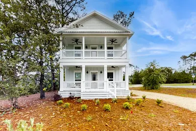 Image de New dog-friendly home near beach & golf with pool, arcade game, decks, W/D, Ac