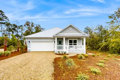 Image de Dog-friendly getaway with central Ac & a washer/dryer - walk to the beach