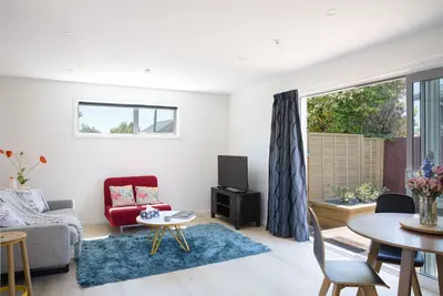 Image de Classy Modern Unit. Walk to shops, bars & cafes. Pet-Friendly! Bus at gate.