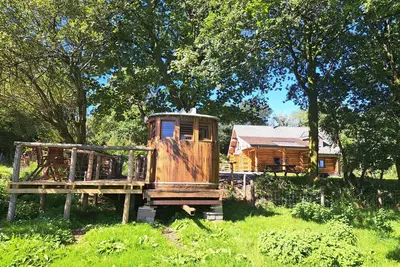 Image de Hand built Log cabin overlooking the lovely peaceful rural valley of Somerset.