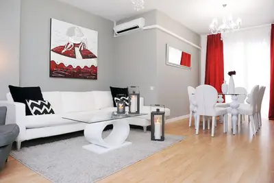 Image de Spacieuse maison familiale de 4 chambres à coucher près de la Plaza Universidad