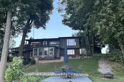 Image de Experience lakeside luxury with stunning views and elegant spaces