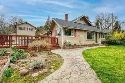 Image de Medford home with a Pool and Hot tub