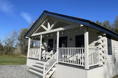 Image de Private Cabin nestled very close to UMaine campus.
