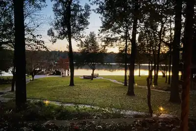 Image de Beautiful, cozy lakehouse w/ guesthouse, amazing outdoor living & boathouse!