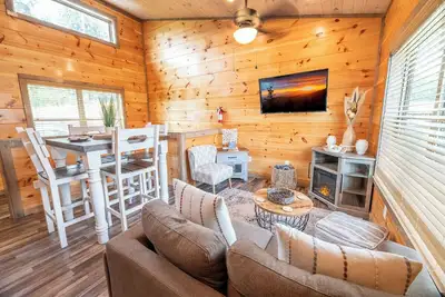 Image de *Cozy 2bd Cabin Near Town! Fireplace + Hot Tub*