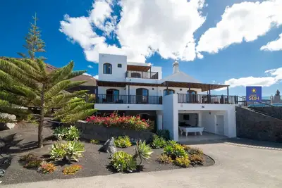 Image de Oceans Eleven - Playa Blanca Private Pool, Hot Tub, Air Con & Pool Table