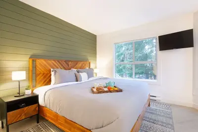 Image de Private HotTub. Central 2br - Free Parking+Pool+A/C