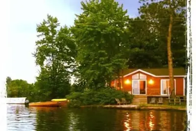 Image de Island Retreat steps to waters edge