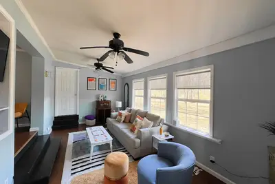 Image de Private Cabin Near Nashville. Countryside home with city convenience.