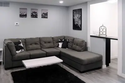 Image de Newly Remodeled Walkable & Spacious Condo near Colleges & Restaurants w\/ Views