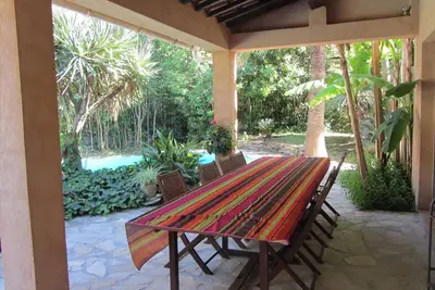 Image de Villa exotique dans parc paysagé à quelques pas de la plage de sable.