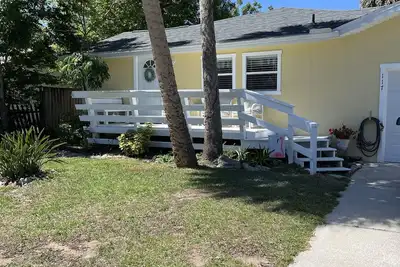 Image de Cute, comfortable home with a sunny front porch. 3 minute walk to the river.