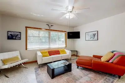 Image de Dog-friendly home with private pool, patio, outdoor fireplace, washer/dryer, Ac