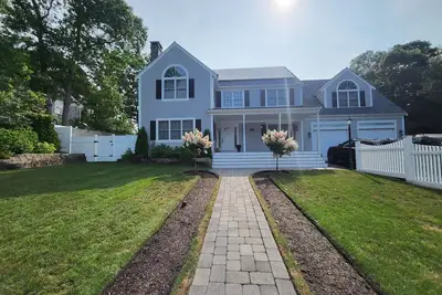 Image de Mashpee Manor Pool House-with a private back yard for the whole family!