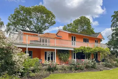 Image de This stunning waterside retreat offers an amazing space for larger families and friends.