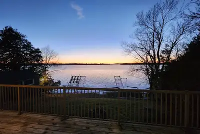 Image de Contemporary Lake Front Retreat w/ Picturesque Sunsets & Bunkie!