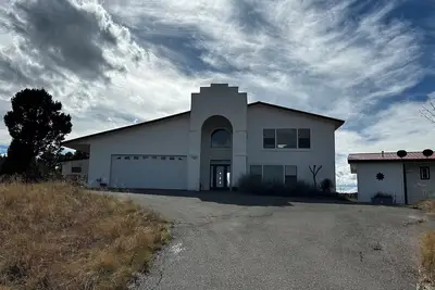 Image de Secluded Mountain House on 20 wooded acres with majestic views and game room.