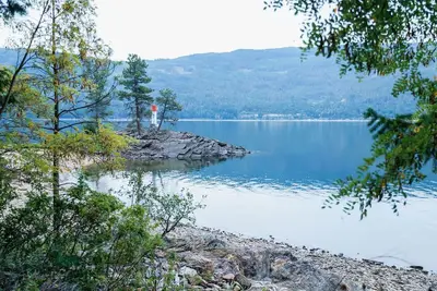 Image de Rare Unique, private lakefront home with 800 ft of shore on Shuswap lake