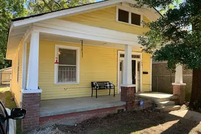 Image de \"Cozy Bungalow with Serene Fenced Yard - Stroll to Top Restaurants/Bars! \n\n