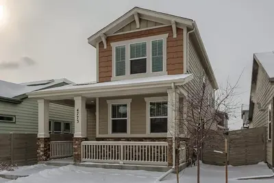 Image de Spacious Newer Home, features 3 beds and 2. 5 baths