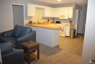 Image de Remodeled apartment one minute to Fort Novosel gate. Short or Long-term stays!