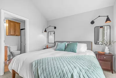 Image de Talent Cottage- 2 King beds, 2 bath with garage!