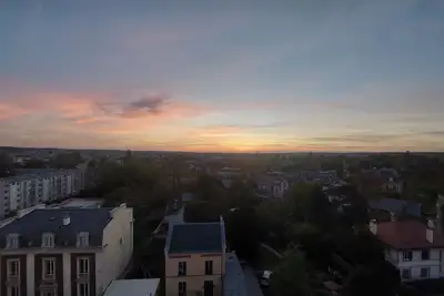 Image de Appt. avec superbes vues + terasse. 20 min a pied (commerces, gares, château)